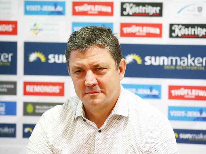 Chris Förster, Geschäftsführer des FC Carl Zeiss Jena, sitzt bei einer Pressekonferenz. Foto: Bodo Schackow/dpa-Zentralbild/dpa/Archivbild