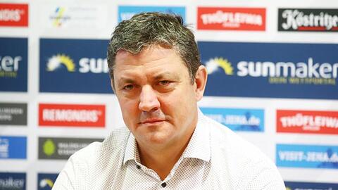 Chris Förster, Geschäftsführer des FC Carl Zeiss Jena, sitzt bei einer Pressekonferenz. Foto: Bodo Schackow/dpa-Zentralbild/dpa/Archivbild