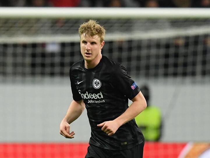 Martin Hinteregger spielt den Ball. Foto: Arne Dedert/Archivbild