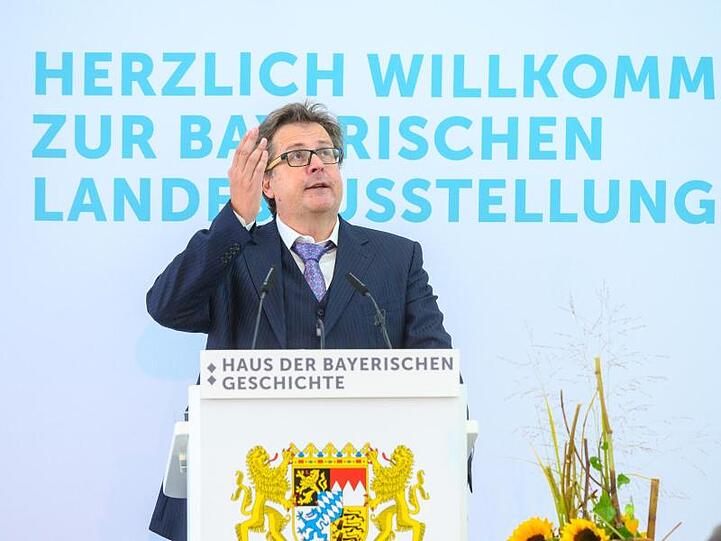 Richard Loibl spricht während einer Eröffnungsfeier. Foto: Armin Weigel/dpa/Archiv