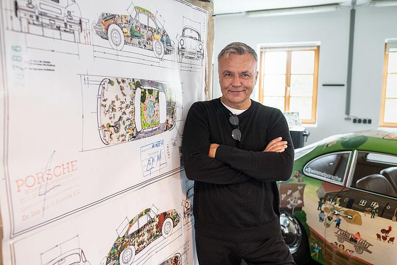 Künstler Thomas H. Gehrke mit den Plänen.