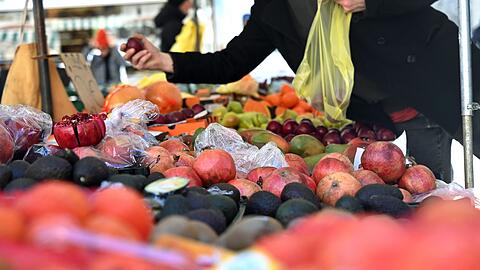 Verbraucher spüren die gestiegenen Lebensmittelpreise beim Einkaufen (Archivbild)