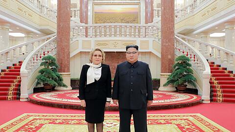 Valentina Matwijenko - hier bei einem Treffen mit Nordkoreas Staatschef Kim Jong Un - gilt als enge Vertraute von Kremlchef Wladimir Putin noch aus Petersburger Zeiten. (Archivbild)