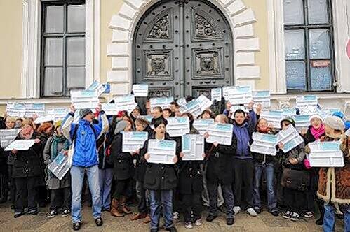 Die Studenten vor dem Finanzministerium.