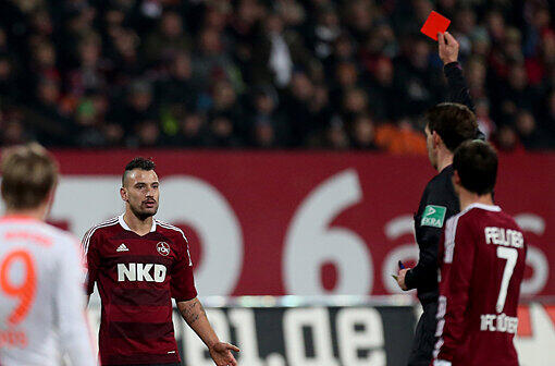 Timo Gebhart geht vom Platz: Gelb-Rote Karte für den Spieler des 1. FC Nürnberg nach einem Foul an Bayern-Star Bastian Schweinsteiger.