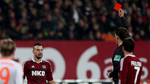Timo Gebhart geht vom Platz: Gelb-Rote Karte für den Spieler des 1. FC Nürnberg nach einem Foul an Bayern-Star Bastian Schweinsteiger.