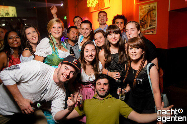 Apres-Wiesn-Party in der Nachtgalerie. Mehr Bilder unter: http://www.nachtagenten.de/event/26.09.2015/nachtgalerie/rumschmus-n.332483.html