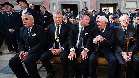 Bayerns Bildungsminister Ludwig Spaenle (CSU), Münchens Oberbürgermeister Dieter Reiter (SPD), Münchens zweiter Bürgermeister Josef Schmid (CSU), der ehemalige SPD-Parteivorsitzende Hans-Jochen Vogel und Franz von Bayern (v.l.).