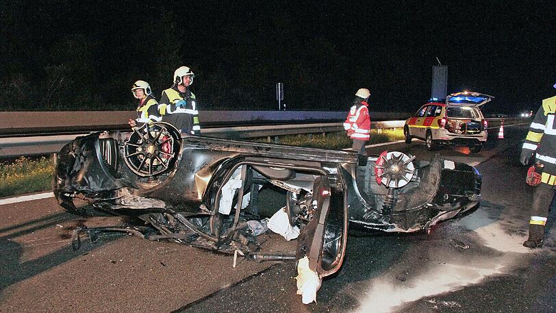 Der Porsche ist nur noch ein Wrack. Das Auto hat sich auf der A8 bei Felden auf regennasser Fahrbahn mehrfach überschlagen.