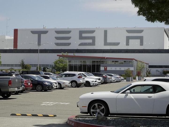 Fahrzeuge auf dem Parkplatz des Autowerks von Tesla im kalifornischen Fremont.