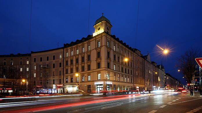 Das schöne Eckhaus gehört zum Orleansplatz einfach dazu. Zum Glück hat es die zwei Weltkriege unbeschadet überstanden.