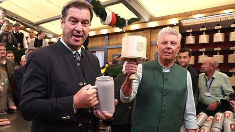 Münchens Oberbürgermeister Dieter Reiter und Bayerns Ministerpräsident Markus Söder mit der ersten Wiesn-Maß 2022.