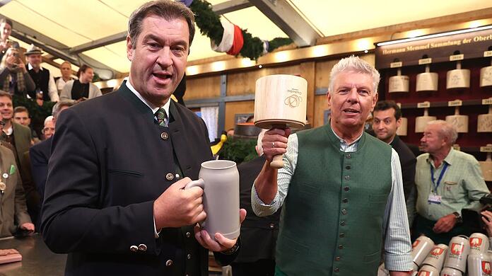Münchens Oberbürgermeister Dieter Reiter und Bayerns Ministerpräsident Markus Söder mit der ersten Wiesn-Maß 2022.