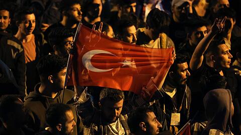 Anhänger von Kilicdaroglu, dem 74-jährigen Vorsitzenden der Mitte-Links- und pro-säkularen Republikanischen Volkspartei (CHP), jubeln vor der Parteizentrale in Ankara.