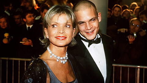 Uschi Glas und ihr ältester Sohn Ben Tewaag im Jahr 2000. Glas hat insgesamt drei Kinder.