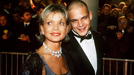Uschi Glas und ihr &auml;ltester Sohn Ben Tewaag im Jahr 2000. Glas hat insgesamt drei Kinder.