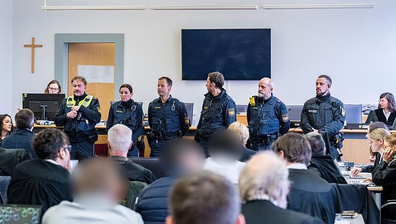 Bei Prozessen mit mehreren Angeklagten sind oft eine ganze Reihe von Polizeibeamten im Einsatz. (Archivbild) Bei Prozessen mit mehreren Angeklagten sind oft eine ganze Reihe von Polizeibeamten im Einsatz. (Archivbild)