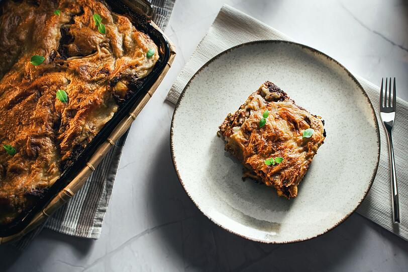 Um eine vegane Variante des italienischen Ofengerichts zu kochen, kann die Béchamelsauce aus veganer Butter und Pflanzenmilch hergestellt werden. Zudem lässt sich die klassische Hackfleisch-Tomatensauce durch eine Sauce aus Sojagranulat oder roten Linsen, Tomaten, Karotten, Zwiebeln und Gemüsebrühe ersetzen. Zum Abschluss schmeckt eine Schicht veganer Käse oder auch ein paar Hefeflocken über der Lasagne. Um eine vegane Variante des italienischen Ofengerichts zu kochen, kann die Béchamelsauce aus veganer Butter und Pflanzenmilch hergestellt werden. Zudem lässt sich die klassische Hackfleisch-Tomatensauce durch eine Sauce aus Sojagranulat oder roten Linsen, Tomaten, Karotten, Zwiebeln und Gemüsebrühe ersetzen. Zum Abschluss schmeckt eine Schicht veganer Käse oder auch ein paar Hefeflocken über der Lasagne.
