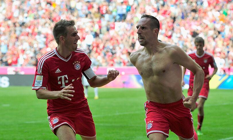 Philipp Lahm (l) und Torschütze Franck Ribéry feiern das Tor zum 1:0.