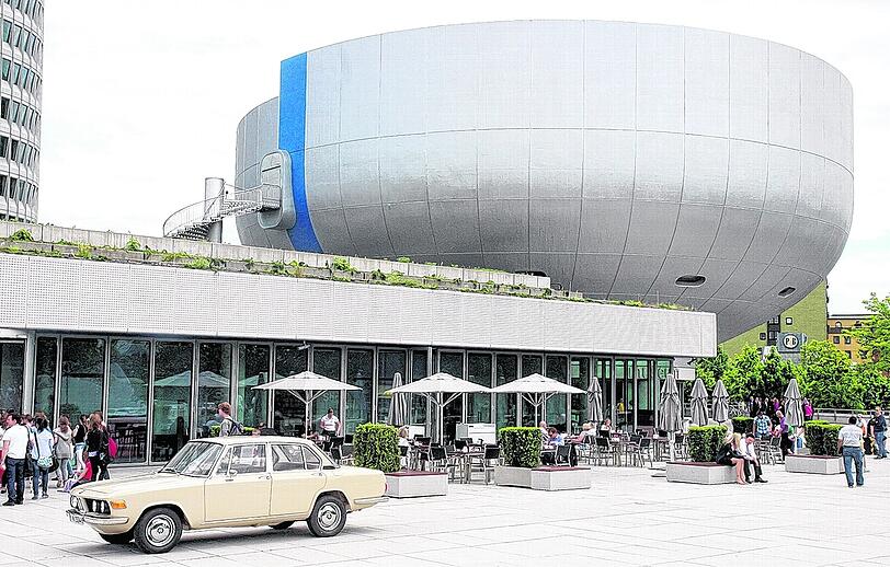 Im BMW-Museum wird der Geburtstag des Projekt gefeiert.