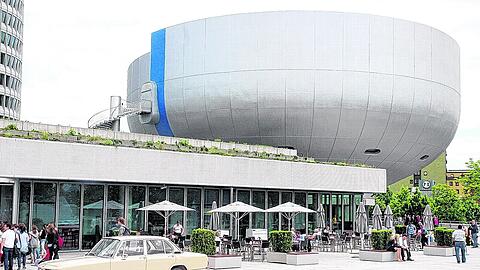 Im BMW-Museum wird der Geburtstag des Projekt gefeiert.