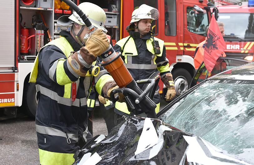 Vollsperrung auf der Lindwurmstraße: Die Bilder vom Rettungseinsatz der Feuerwehr.