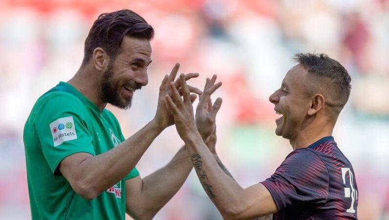 Werders Alt-Star Claudio Pizarro (l) und der damalige Bayer Rafinha begrüßen sich herzlich. Die beiden Südamerikaner liefen schon gemeinsam für die Bayern auf. Werders Alt-Star Claudio Pizarro (l) und der damalige Bayer Rafinha begrüßen sich herzlich. Die beiden Südamerikaner liefen schon gemeinsam für die Bayern auf.