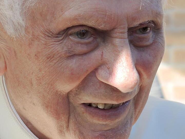Joseph Ratzinger, der emeritierte Papst Benedikt XVI. ist zurück in Bayern.