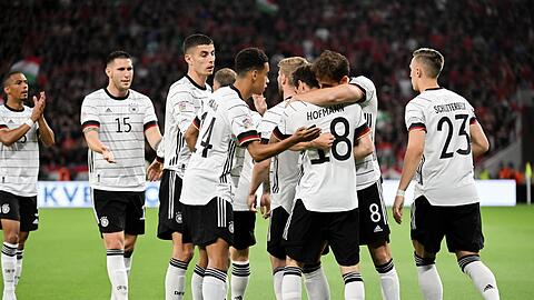 Deutschlands Jonas Hofmann (M) jubelt zusammen mit seinen Teamkollegen nach seinem Treffer zum 1:1.