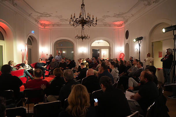 Die Abendzeitung begrüßte Uli Hoeneß im Rahmen ihres 75-jährigen AZ-Jubiläums bei ihrer Diskussionsreihe "Das rote Sofa – Themen, die München bewegen" im Barocksaal des Deutschen Theaters. Die Abendzeitung begrüßte Uli Hoeneß im Rahmen ihres 75-jährigen AZ-Jubiläums bei ihrer Diskussionsreihe "Das rote Sofa – Themen, die München bewegen" im Barocksaal des Deutschen Theaters.