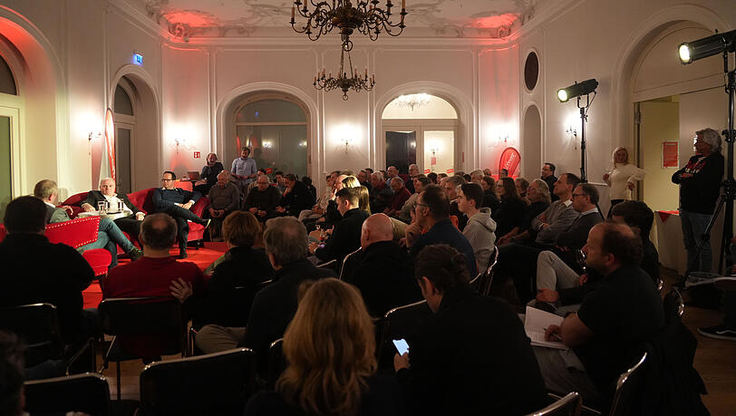 Die Abendzeitung begrüßte Uli Hoeneß im Rahmen ihres 75-jährigen AZ-Jubiläums bei ihrer Diskussionsreihe "Das rote Sofa – Themen, die München bewegen" im Barocksaal des Deutschen Theaters. Die Abendzeitung begrüßte Uli Hoeneß im Rahmen ihres 75-jährigen AZ-Jubiläums bei ihrer Diskussionsreihe "Das rote Sofa – Themen, die München bewegen" im Barocksaal des Deutschen Theaters.