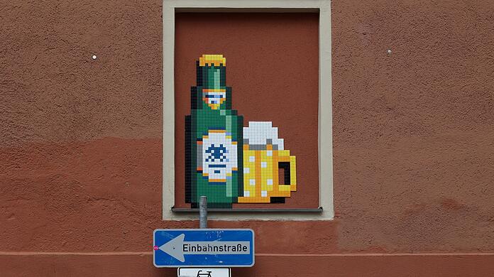 Passt wie die Faust aufs Auge: Ein Kunstwerk des französischen Street Art-Künstlers "Invader" am Augustiner Bräu im Westend.