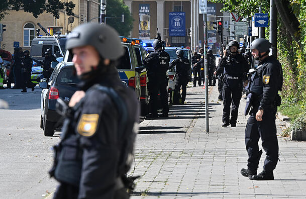 Zuvor hatte die Polizei bei einem Großeinsatz nahe des israelischen Generalkonsulats eine verdächtige Person niedergeschossen. Zuvor hatte die Polizei bei einem Großeinsatz nahe des israelischen Generalkonsulats eine verdächtige Person niedergeschossen.