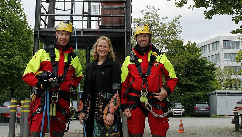 In der Feuerwache 8 ist die Spezialeinheit der Höhenretter angesiedelt. Frank Schwarting (v.l.) und Anton Oberkandler mit der KVR-Chefin Hanna Sammüller-Gradl.