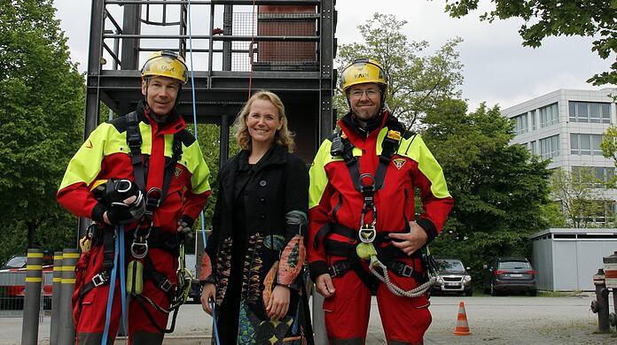 In der Feuerwache 8 ist die Spezialeinheit der Höhenretter angesiedelt. Frank Schwarting (v.l.) und Anton Oberkandler mit der KVR-Chefin Hanna Sammüller-Gradl.