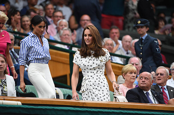 Beim Besuch eines Wimbledon-Spiels im Jahr 2018 trug Herzogin Meghan das gleiche Oberteil wie Kate bei einem aktuellen Termin. Der einzige Unterschied: Meghans Bluse war nicht braun-weiß gestreift, sondern hatte blau-weiße Streifen. Beim Besuch eines Wimbledon-Spiels im Jahr 2018 trug Herzogin Meghan das gleiche Oberteil wie Kate bei einem aktuellen Termin. Der einzige Unterschied: Meghans Bluse war nicht braun-weiß gestreift, sondern hatte blau-weiße Streifen.