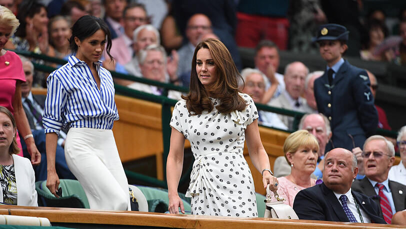 Beim Besuch eines Wimbledon-Spiels im Jahr 2018 trug Herzogin Meghan das gleiche Oberteil wie Kate bei einem aktuellen Termin. Der einzige Unterschied: Meghans Bluse war nicht braun-weiß gestreift, sondern hatte blau-weiße Streifen. Beim Besuch eines Wimbledon-Spiels im Jahr 2018 trug Herzogin Meghan das gleiche Oberteil wie Kate bei einem aktuellen Termin. Der einzige Unterschied: Meghans Bluse war nicht braun-weiß gestreift, sondern hatte blau-weiße Streifen.