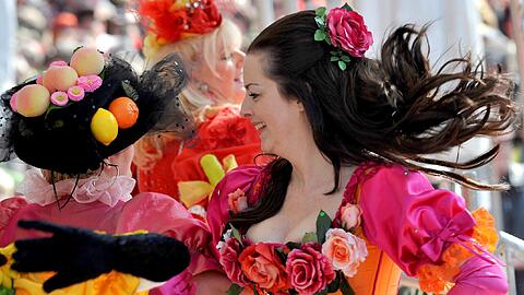 Weltberühmt: der Tanz der Marktweiber auf dem Viktualienmarkt. Desiree Schuster ist fest in ihr Corsagen-Kleid geschnürt, das vom Schnitt her auch eine Opernsängerin tragen könnte.