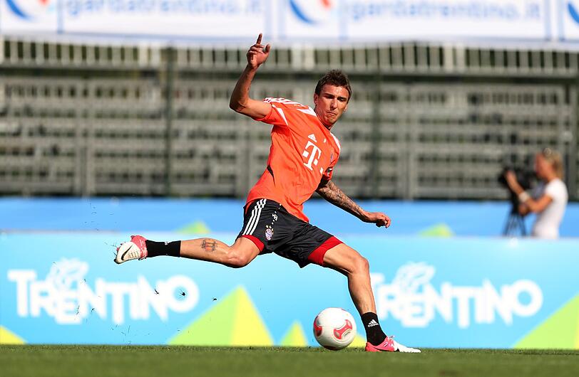 Eine Stunde und sechs Minuten trainieren die Bayern-Profis vor 1000 Fans im Stadio Comunale von Arco. Sieben Jugendspieler sind mit von der Partie - und ein Verletzter geht hervor: Trainer Jupp Heynckes zieht sich einen Faserriss zu.