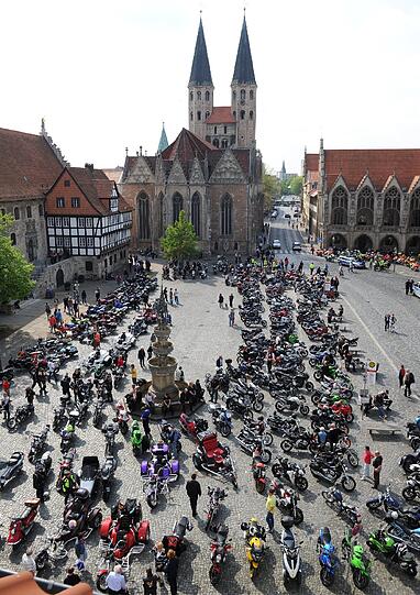 Zahlreiche Motorräder stehen am 26.04.2014 vor der St. Martini Kirche in Braunschweig (Niedersachsen). Bei einem Gedenkgottesdienst in der St. Martini Kirche gedachten die Motorradfahrer den in der vergangenen Saison tödlich verunglückten Bikern.