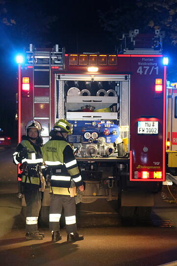 Die Küche verkohlte landete im Vorgarten. Die Bilder vom Feuerwehreinsatz in Waldkraiburg.