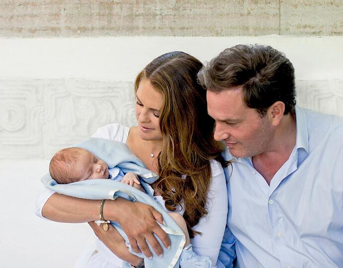 Liebevoll schauen Prinzessin Madeleine von Schweden und Ehemann Chris O'Neill ihren kleinen Sohn Nicolas an.