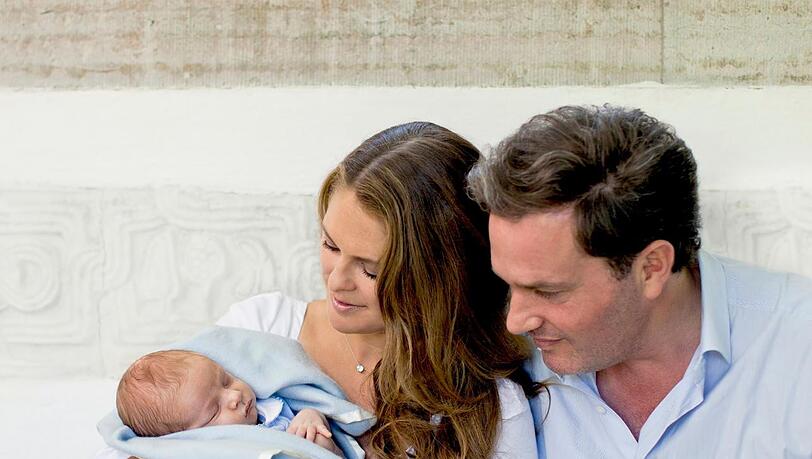 Liebevoll schauen Prinzessin Madeleine von Schweden und Ehemann Chris O'Neill ihren kleinen Sohn Nicolas an. Liebevoll schauen Prinzessin Madeleine von Schweden und Ehemann Chris O'Neill ihren kleinen Sohn Nicolas an.