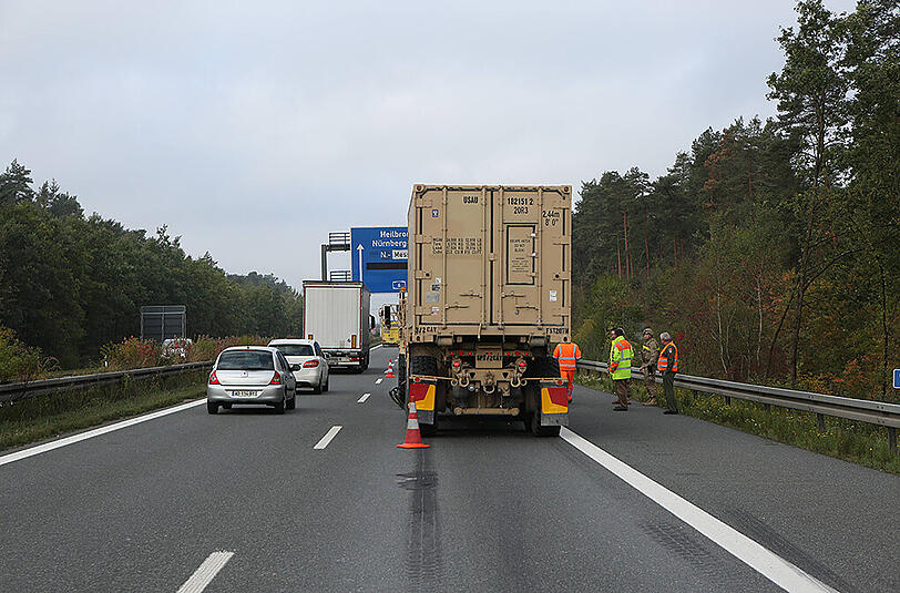 Auf der A6 bei Nürnberg kam es am Montagmorgen zu einem Unfall zwischen einem Lkw und mehreren Fahrzeugen der US Army.