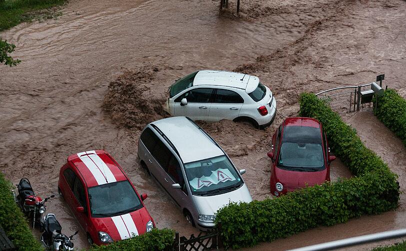 In der Nacht zum Montag hat es in Bayern und Baden-Württemberg schwerste Unwetter mit Überschwemmungen, Erdrutschen, Hagel und Sturm gegeben - die Bilder machen betroffen.