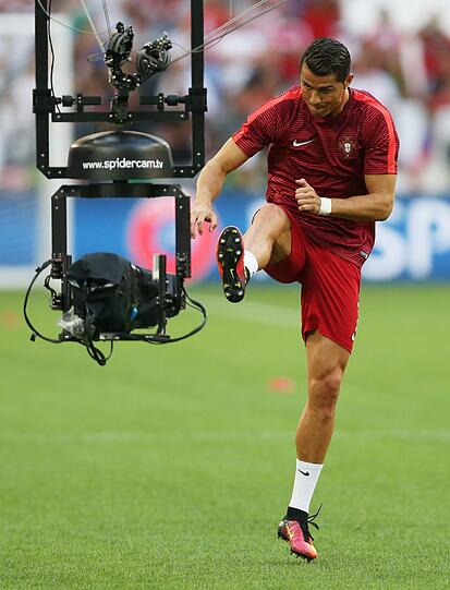 Das Ronaldo-Drama: Auf und Ab des portugiesischen Superstars im EM-Finale gegen Gastgeber Frankreich. Die einmaligen Bilder von Ronaldo, der von der tragischen Figur zum weltbesten Co-Trainer mutierte und dann zum großen Triumphator wurde.