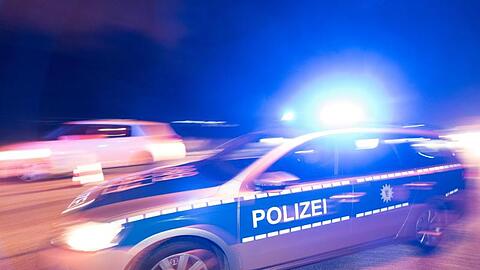 Ein Polizeifahrzeug steht mit Blaulicht auf der Straße. Foto: Patrick Seeger/dpa/Symbolbild
