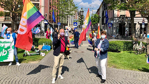 Christian Vorländer und Micky Wenngatz mit SPD-Fahnen.