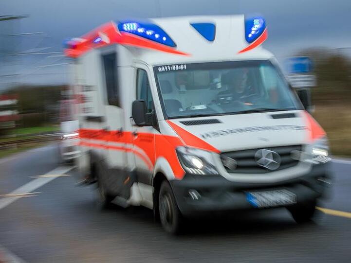 Ein Rettungswagen mit Blaulicht fährt in Richtung Klinikum. Foto: Jens Büttner/Archiv