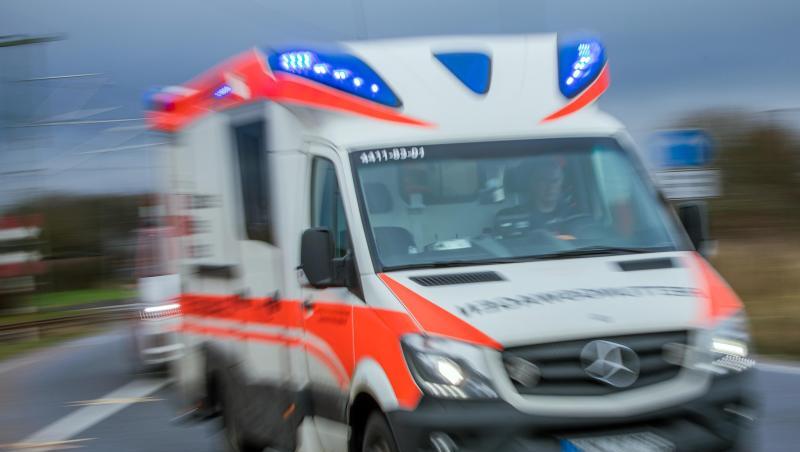 Ein Rettungswagen mit Blaulicht fährt in Richtung Klinikum. Foto: Jens Büttner/Archiv Ein Rettungswagen mit Blaulicht fährt in Richtung Klinikum. Foto: Jens Büttner/Archiv